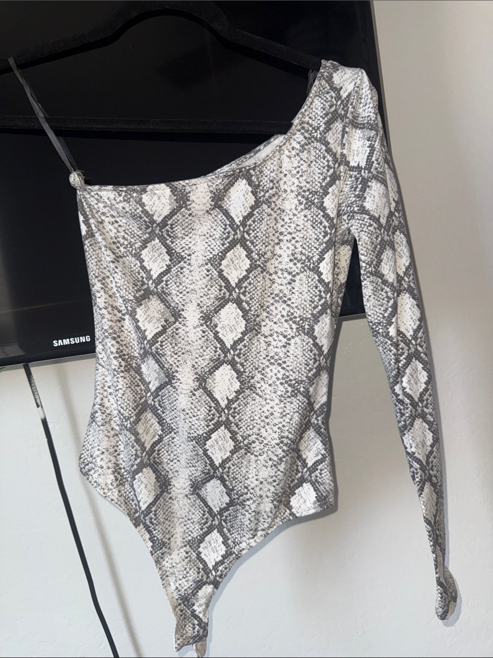 Tilly's Asymmetric One-Shoulder Snake Print Bodysuit - White & Gray